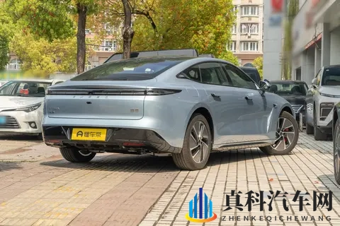 2025款星纪元ES增程版Pro高速辅助驾驶：家用与科技的巧妙融合-1