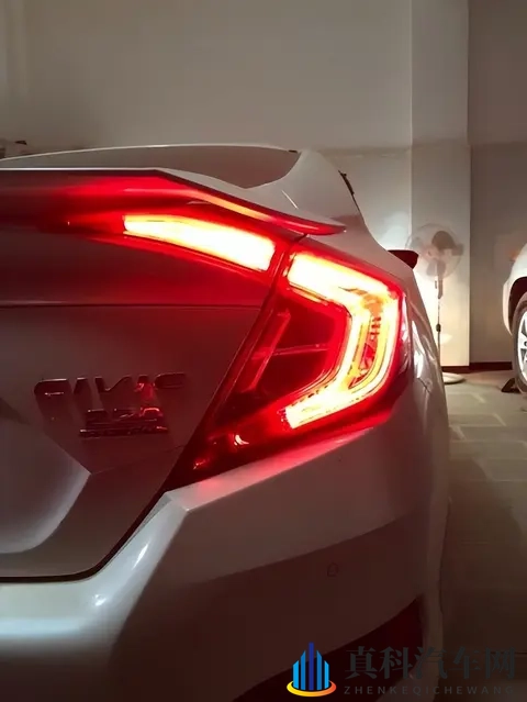 后雾灯为何必须是红色？安全设计有讲究-2