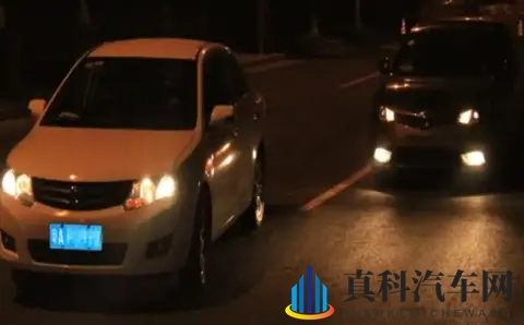 交警提醒:汽车大灯闪三下是重要暗语!不懂最好别开夜车-1