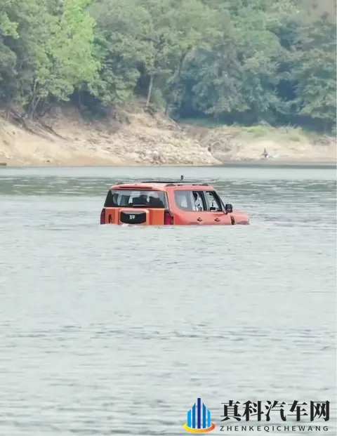 30 万级能渡水的方盒子！奇瑞新SUV 空悬+四驱，馈电油耗 795L-1