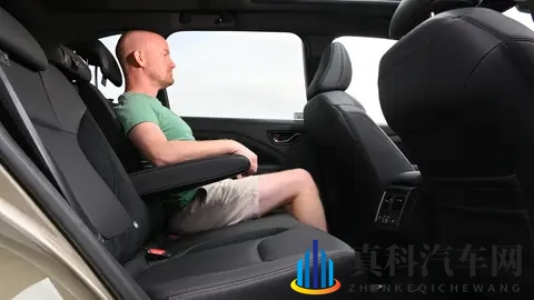 外观更加硬朗,内饰依旧硬朗,全新斯巴鲁森林人实车图曝光-3