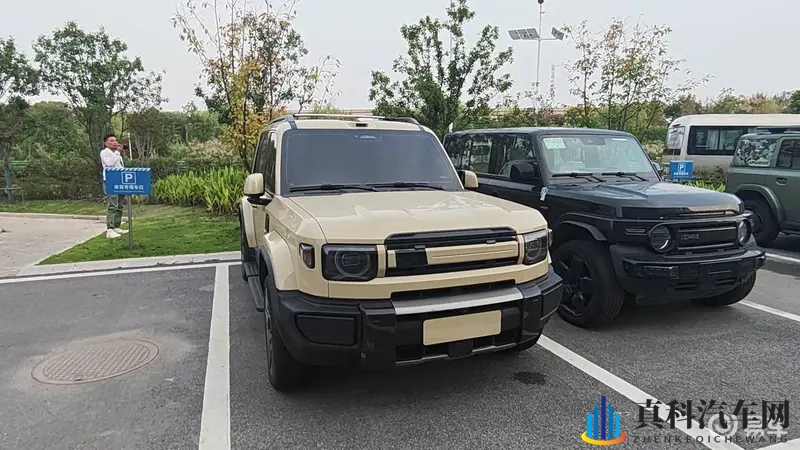 iCAR V27实车现身,大过路虎卫士,配449马力-1