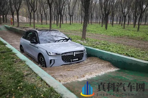 家用商务越野三不误 场地试驾2026款林肯航海家-3