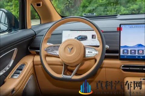 华为乾崑+鸿蒙座舱,试驾26款岚图梦想家,全能MPV实至名归-1