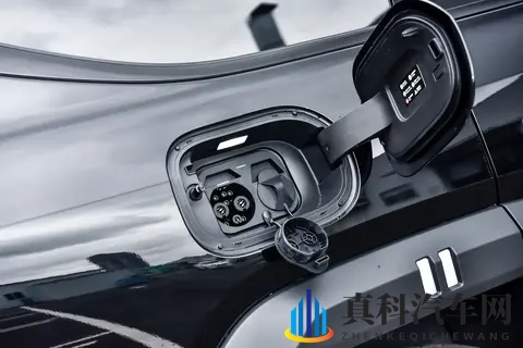 30 万级能渡水的方盒子！奇瑞新SUV 空悬+四驱，馈电油耗 795L-3