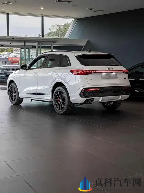 国产加长板上钉钉, 全新奥迪Q5海外实车曝光！内饰科技感直接拉满-2