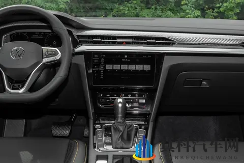 陈冠希与阿娇的甜蜜互动瞬间分析：明星座驾揭秘：奢华座驾背后的秘密与变革-2