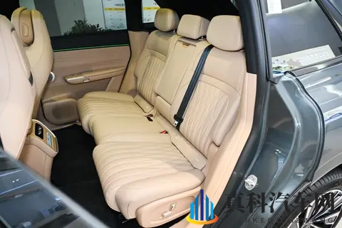 开2025款星纪元ET纯电Ultra四驱,女司机也可以在都市里“撒欢”-1