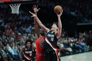 没问题！杨瀚森背打强吃杰伦-史密斯！梦幻脚步左手打进！