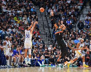 库里目前比赛时仍穿安德玛 但他现在能穿也能够签约任何品牌